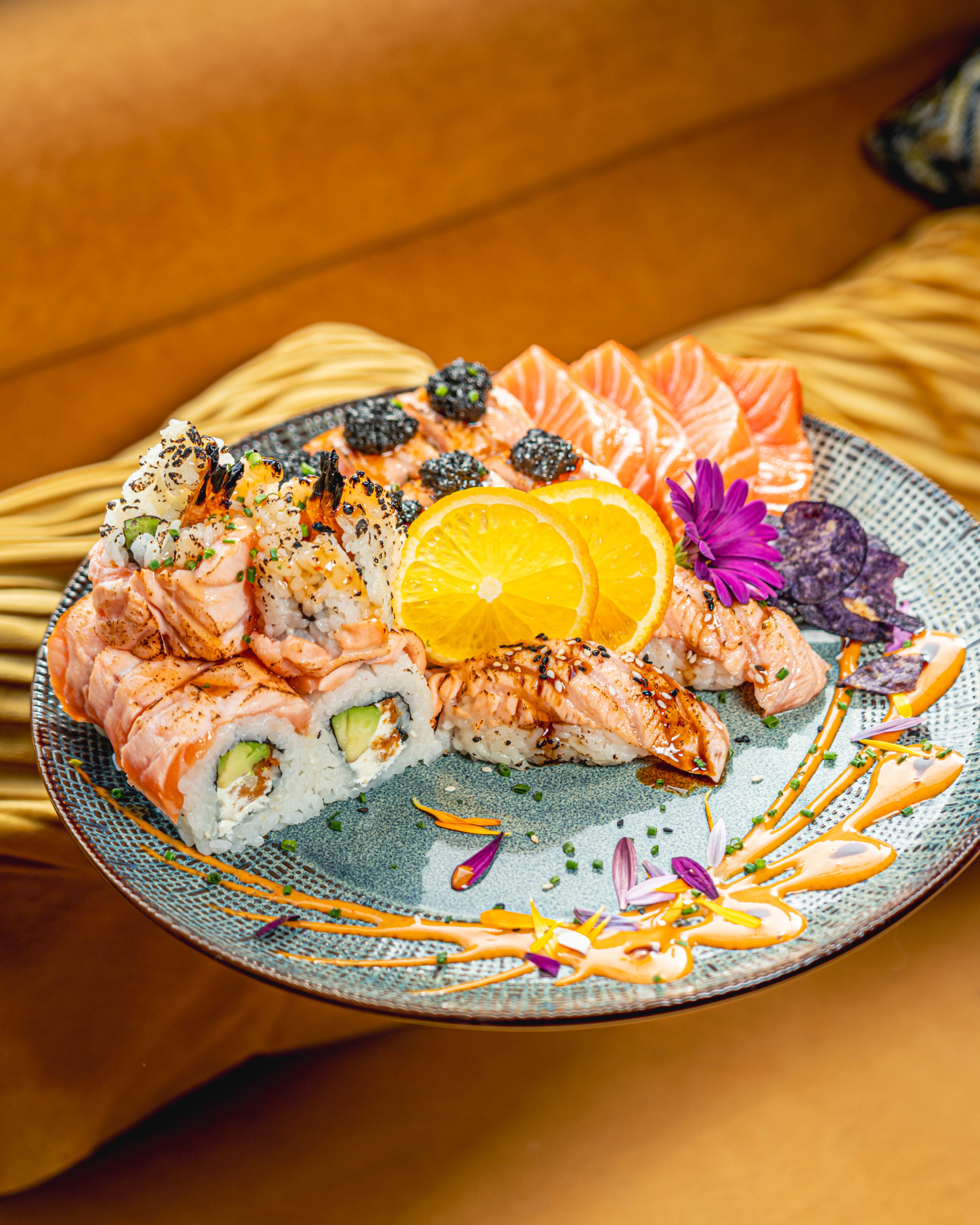 Belle assiette de sushi saumon. Umami restaurant. Shooting photo