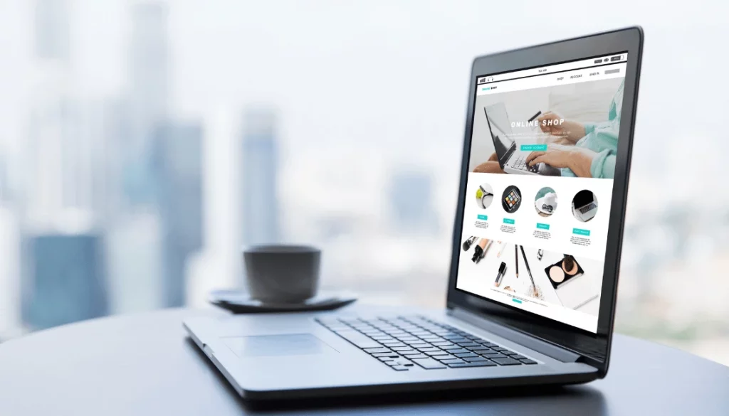 Ordinateur affichant un site internet d’entreprise en cours de refonte