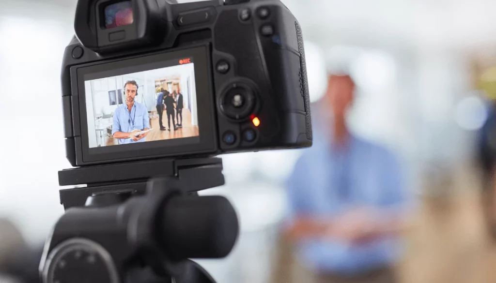 Caméra filmant une prise de parole en entreprise pour la création de vidéos LinkedIn B2B